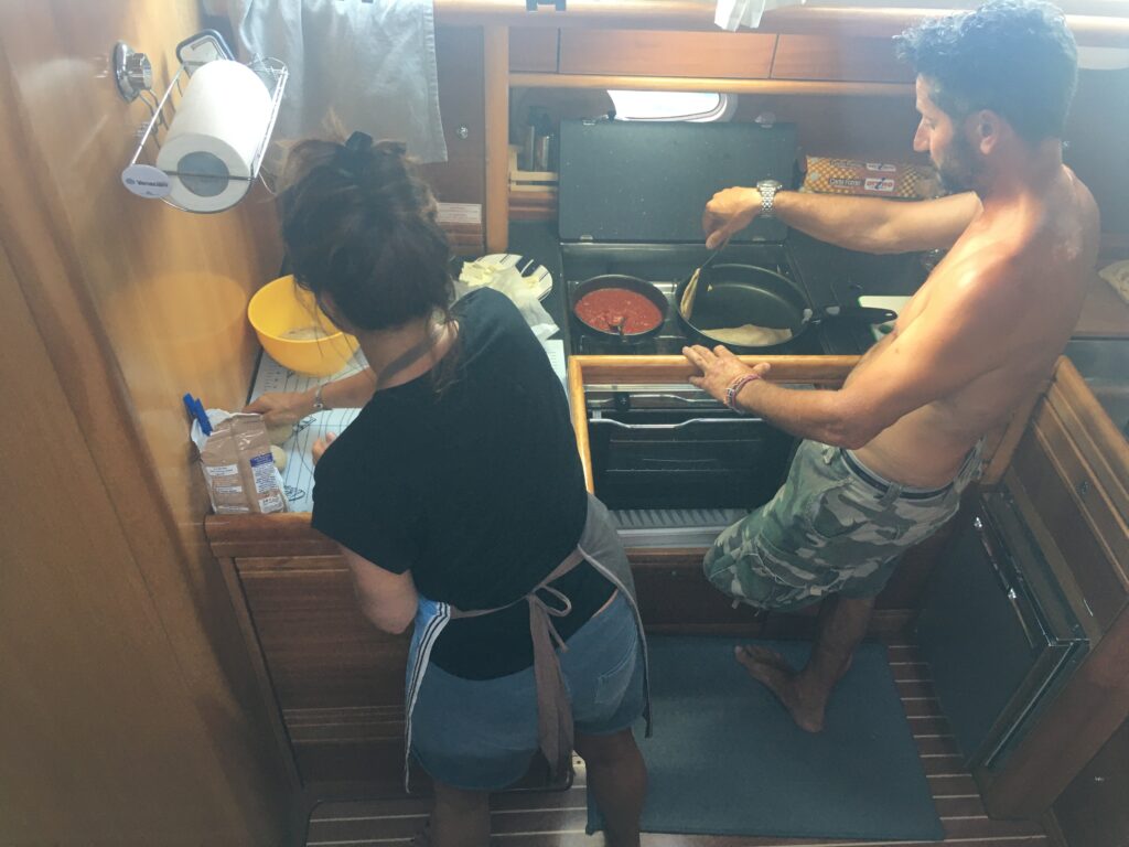 COSA SI MANGIA E CHI PREPARA DA MANGIARE A BORDO A GONFIE VELE Vac 1 - A GONFIE VELE - Vacanze in barca a vela