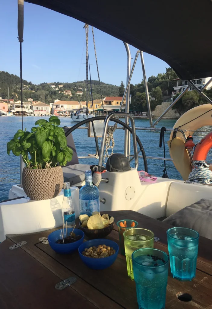 COSA SI MANGIA E CHI PREPARA DA MANGIARE A BORDO A GONFIE VELE Vac 2 - A GONFIE VELE - Vacanze in barca a vela