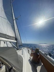 Barca a vela vista dall’alto, in acqua turchese