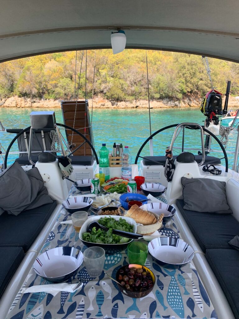 coperta zona pranzo - A GONFIE VELE - Vacanze in barca a vela